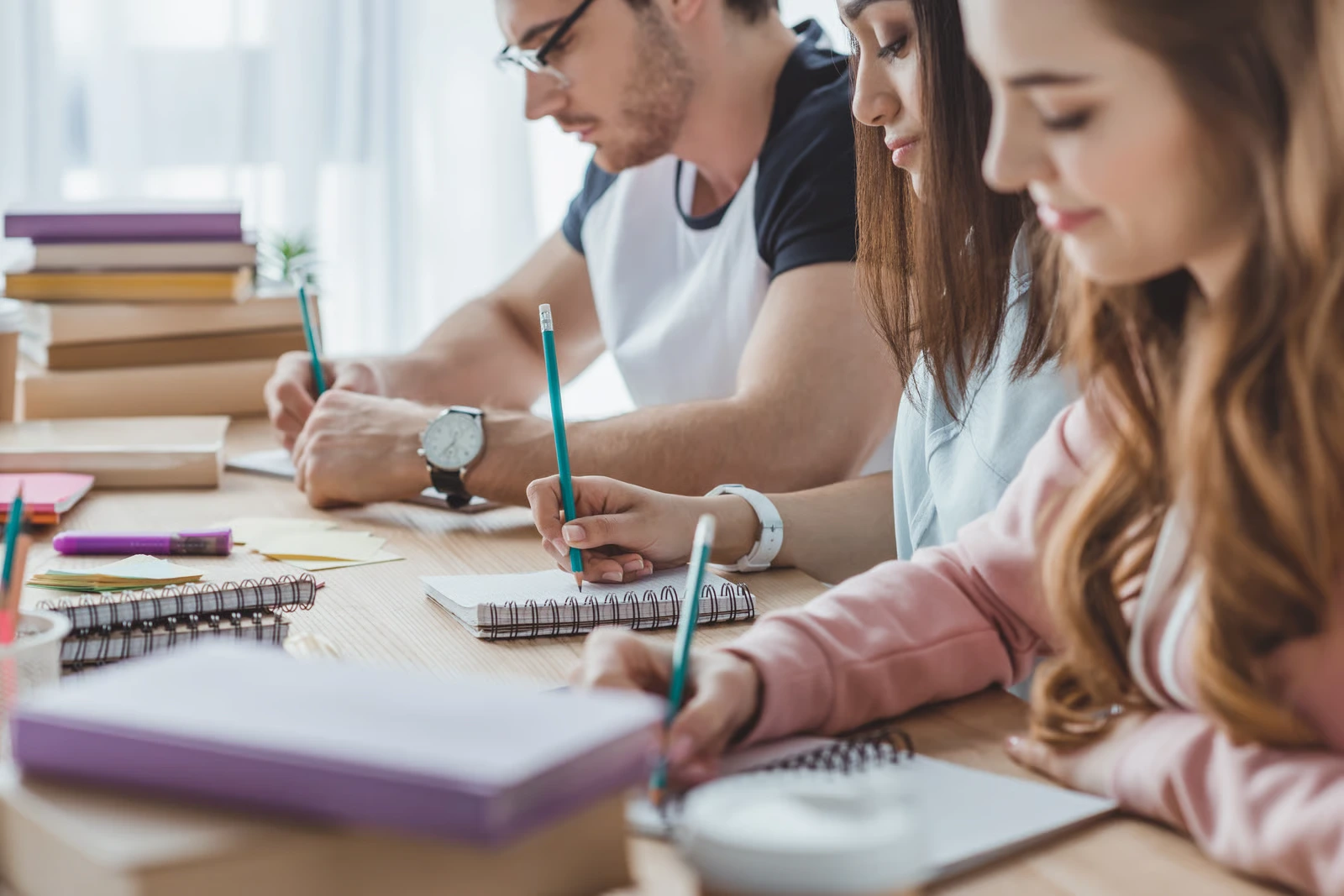 Alunos participam de uma atividade escolar.
